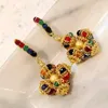 Orecchini pendenti con sfera di cristallo multicolore e cerchio con croce di perle per le donne. Gioielli eleganti fatti a mano vintage