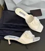 Marca de verão 2023 sandálias de flor rosa sapatos femininos saltos stilleto deslizamento em chinelos escova couro branco preto mules senhora sandalias EU35-43