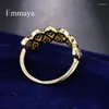Clusterringe Emmaya Interessantes Design in krummer Flussform mit rundem Zirkonia in drei Farben für einen faszinierenden Ring für Frauen bei der Hochzeit