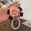 Moda Pearl String Camellia Keybelk Petal Osobowość torba Diamentowy wisiorek wysoki poziom