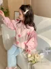 Mädchen Plüsch Liebe Herz Applikation Strickweste Kinder Falbala Revers Cartoon Kaninchen Stickerei Langarmshirt 2024 Frühling Kinder Liebe Taschenjeans Z6700