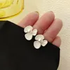 Kolczyki stadniskie mody biały kwiat dla kobiet urocza koreańska imitacja perły elegancki płatek małe dziewczyny prezent prosta biżuteria