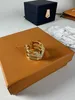 Luksusowe pierścienie zespołu miedziane 18 -karne złoto Volt jeden projektant marki duży alfabet litera v trzy warstwy puste otwarte pierścień dla kobiet biżuteria