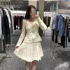 Arbetsklänningar lyxiga designerkläder kvinnor eleganta v-hals singel breasted beige tweed jacka och kjol 2 bit set vestidos para mujer
