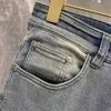 Högkvalitativa män jeans designer jeans män kvinnor metall triangel byxor mode casual smala raka byxor hög ände tvättad denim