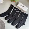 Herren- und Damensocken Designer -Socke Fünf Paar stilvolle pure Baumwollsocken Sportbrief n gedruckte Socken weich und bequem atmungsaktiv mit Box