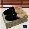 Pantoufles de fourrure de concepteur Automne Hiver Mules Luxe Fuzzy Diapositives Maison Furry Sandales Plates Femme Slip Pantoufles Pour Femmes Hommes Laine Entièrement Doublée Chaud Confort Éraflures 01