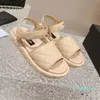 Sandalias de diseñador para mujer 2024 zapatos de verano de fondo plano hebilla de metal a cuadros acolchado diamante matelasse cuero casual playa sandale