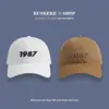 Designer Ball Caps 1987 Borduren ~ Hoge kwaliteit Koreaanse versie baseball cap unisex Instagram merk katoen zonwering gezicht display eendenbek cap XKDJ