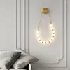 Lampada da parete Moderna Semplice Camera da letto Comodino Soggiorno italiano Sfondo Design creativo Fagiolo magico asimmetrico