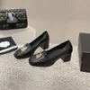 Printemps petit vent parfumé tête carrée talons hauts boucle carrée en métal épais petites chaussures en cuir français abricot chaussures simples à bouche légère