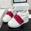 Sneaker con zeppa con paillettes Open Disco Tv Coppia scarpe di lusso 2024 Suola in gomma di vitello di alta qualità Scarpe da ginnastica sportive piatte di design multicolore Scarpe da tennis con piattaforma bassa