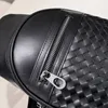 Lyxig design mode mångsidig stickad äkta läder bröstväska för mäns enkla affärsväska med justerbar längd axelrem 1726 svart
