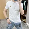 2024 verão nova camiseta de manga curta, ajuste fino masculino, bordado personalizado, diamante quente, marca de moda europeia, camiseta de algodão sedoso com gola redonda