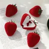 Förvaringslådor Strawberry Ring Box Plush Simulation Söt och söt Bow Mini Personlig förslag Justerbara smycken