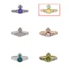 Biżuteria Vivianeism Westwoodism dzwoni zestaw z cyrkonem błyszczącym diamentowym pierścieniem korony, gdy emanuje poczucie luksusu z warstwowym projektem