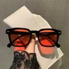 Neue quadratische Reisnagel-Sonnenbrille im neuen Stil, modisch und personalisiert, beliebt im Internet. Das gleiche Straßenfoto-Visier