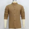 Nowy mody mody męskiej swobodny sweter z jednej piersi z kołnierzem klapowym i swetrem z długim rękawem dla mężczyzn