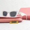 Occhiali da sole classici di design Occhiali da sole semplici per donna Uomo Marchio di moda Occhiali da sole con occhiali da lettera Adumbral 7 colori Opzione Occhiali gafas para el sol de mujer