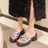 Chinelos senhoras sapatos à venda 2024 verão mulheres misturadas cores leopardo impressão dedo do pé aberto meados de salto à prova de água casual