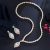 ThreeGraces funkelndes weißes Zirkonia-Ohrhänger- und Halsketten-Set für Damen, modischer, festlicher Party-Schmuck T0626 240115
