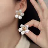 Boucles d'oreilles à clous pour l'été, Design de Niche explosif, sens, lumière française, luxe, fleur baroque, perle, été, 2024