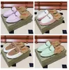 Pantoufles de fourrure de concepteur Automne Hiver Mules Luxe Fuzzy Diapositives Maison Furry Sandales Plates Femme Slip Pantoufles Pour Femmes Hommes Laine Entièrement Doublée Chaud Confort Éraflures 01