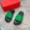 Новый летний дизайнерский слайд Sandal Man Sandal Man Beach Flip Flop Brivet Outdoor Slippers Плоские каблуки резиновые ползунки для отдыха женщина мягкая L 4667