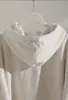 Klassisches Sweatshirt-Oberteil mit kleinem Buchstabendruck, weiß-grauer Samt, lockere Damen-Kapuzenpullover für Herbst und Winter, 240115