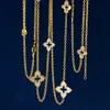 Designer-Modeset aus Titanstahl, Accessoires, weiße Muschel, großer und kleiner Diamant, langes Halsketten-Armband mit vier Blütenblättern und Blumen