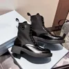 Модный дизайнер женской одежды 2024 года. Ботинки Rois Boots Ankle Martin и нейлоновые ботинки. Сумка из военной ткани в стиле милитари, прикрепленная к черной сумке.