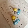 Orecchini pendenti con orecchio vintage piccoli pesci dipinti a mano dal design carino blu bianco dolce divertente clip colorata a contrasto