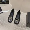 Primavera e verão pequeno vento perfumado cabeça quadrada salto alto grosso metal fivela quadrada sapatos de couro pequenos franceses