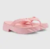 Zomer Luxe Dames Thong Platform Sandalen Schoenen Dames Brede Band Slides Flats Retro-geïnspireerde Reliëf Riem Dame Sandalias Elegante Merk Wandelschoenen Slip Op Slippers