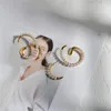 Brincos pendurados LONDANY Pérola Feminino Personalidade Ocidental em torno de anéis de orelha errados Ornamentos Modelo de celebridade de rede