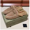 Pantoufles de fourrure de concepteur Automne Hiver Mules Luxe Fuzzy Diapositives Maison Furry Sandales Plates Femme Slip Pantoufles Pour Femmes Hommes Laine Entièrement Doublée Chaud Confort Éraflures 01