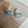 Orecchini pendenti con orecchio vintage piccoli pesci dipinti a mano dal design carino blu bianco dolce divertente clip colorata a contrasto