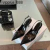 Chaussures habillées Solide Bout Pointu Slingbacks En Cuir Verni Talons Hauts Boucle Sangle Stiletto Pompes Décor En Métal Femmes Sexy Peu Profondes