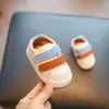 Sapatos de bebê primavera e outono 1 a 2 anos de idade infantil sapatos de caminhada sola macia sapatos infantis sapatos de tabuleiro para meninos esportes 240115