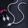 ThreeGraces funkelndes weißes Zirkonia-Ohrhänger- und Halsketten-Set für Damen, modischer, festlicher Party-Schmuck T0626 240115