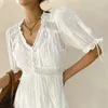 Parti Elbiseleri Kore moda elbisesi 2024 Yaz bayanlar v yaka içi dışarı çıkış işlemi dantel patchwork kısa kol orta yüzü uzunluk beyaz