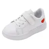 Baskets enfants amour Style solide chaussures de loisir blanches pour filles chaussures de course de sport plates enfants étudiants chaussures de conseil scolaire 3-12Y 240115