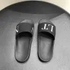 2024 Nieuwe pantoffels Met doos sandaal Bezaaid klinknagel dames heren loafer reizen Lederen luxe Designer sandaal Zomer Strand mode platte Slide Mule buiten cadeau Sliders