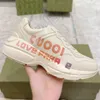 Rhyton sneaker gvcci sneakers designer skor kvinna pappa färg block paneler plattform ensam kvinnors vita ryton jordgubbar sneakers äpple världsomspännande katt sneaker