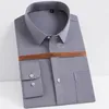 Camicie casual da uomo Abito solido a maniche lunghe leggermente elasticizzato Tasca singola applicata Camicia classica da ufficio da lavoro di facile manutenzione standard