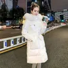 Giacca invernale da donna Cappotto in piuma d'anatra Parka Grande collo in vera pelliccia di procione con cappuccio sciolto in pelle verniciata lucida Abbigliamento da neve impermeabile T191125