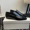 toteme loafers dames Lakleer strass Vierkante neus Platte hak Geklede schoenen Casual leren schoenen Luxe designerschoenen Kantoorschoenen Fabrieksschoenen