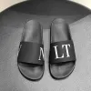 2024 Nieuwe pantoffels Met doos sandaal Bezaaid klinknagel dames heren loafer reizen Lederen luxe Designer sandaal Zomer Strand mode platte Slide Mule buiten cadeau Sliders