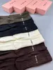 Chaussettes design pour femmes Lettre Chaussettes hautes à la mode Luxe Respirant Designer Chaussettes anti-odeur et antibactériennes pour femmes Broderie