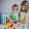 子供のふりをするおもちゃ冷蔵庫冷蔵庫のアクセサリーは、キッチンフードおもちゃの女の子の男の子のためのアイスディスペンサーのロール演奏を添えています240115